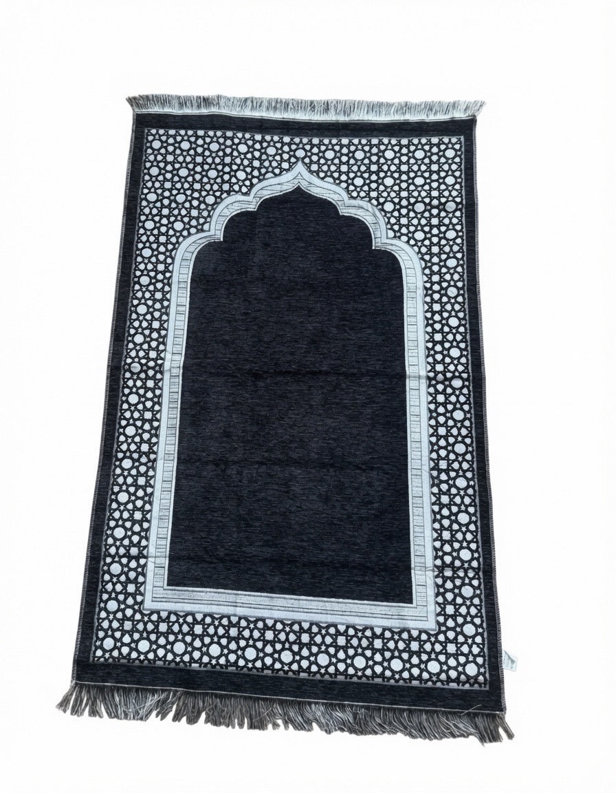 Pack Pèlerin Complet Hajj & Omra – Tous les Essentiels Inclus (Sac Premium USB + Ihram + Ceinture + Tapis + Siwak + Compteur) | Le Pack du Petit Pèlerin