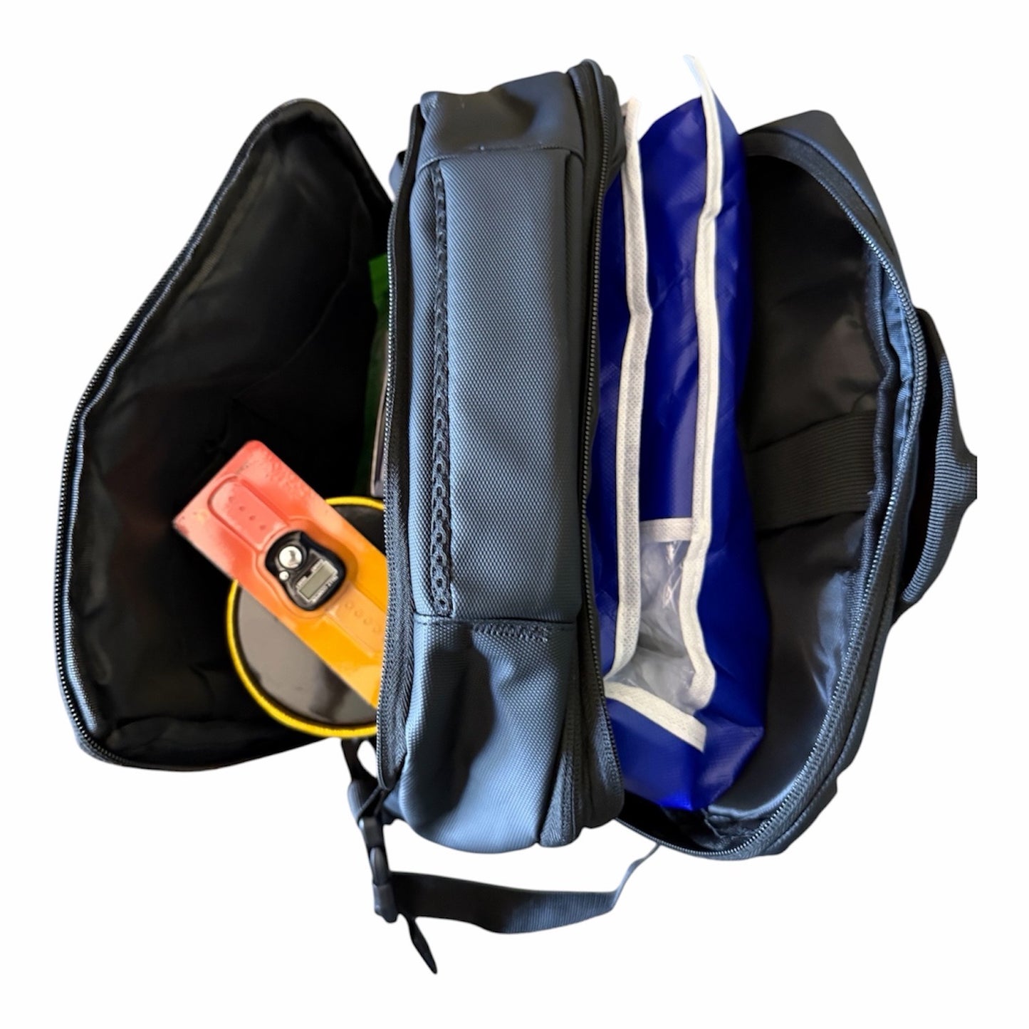 Pack Pèlerin Complet Hajj & Omra – Tous les Essentiels Inclus (Sac Premium USB + Ihram + Ceinture + Tapis + Siwak + Compteur) | Le Pack du Petit Pèlerin